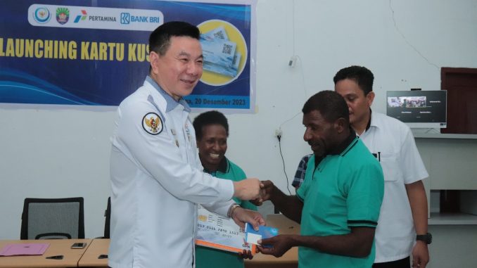Bupati Freddy Thie menyerahkan kartu KUSUKA secara simbolik